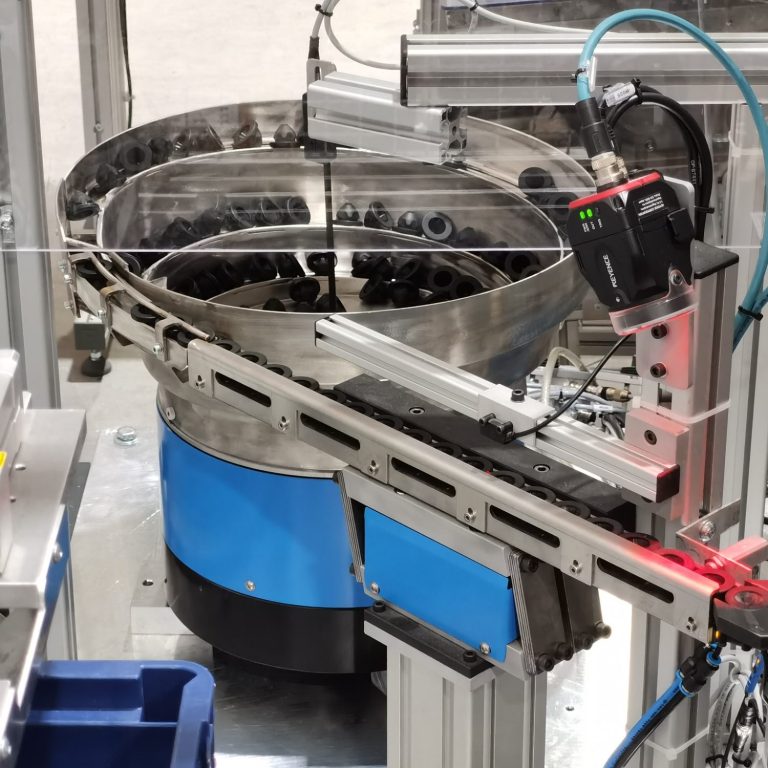 Wendelförderer mit Linearförderer Maschine zur automatischen Handhabung von Objekten in einer industriellen Umgebung.