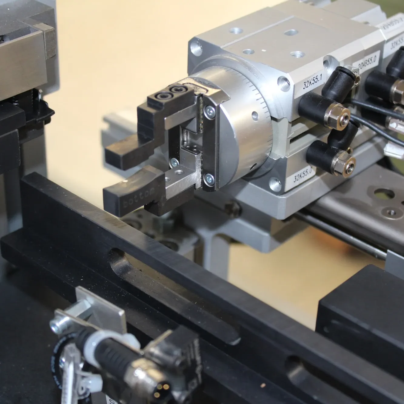 Präzises mechanisches Gerät mit verschiedenen Komponenten für technische Anwendungen.