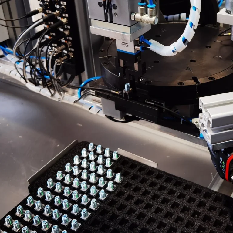 Mechanisches Bauteil für die Zuführtechnik mit Schienen und Schrauben für präzise Bewegungen zum Abteilen von Bauteilen.